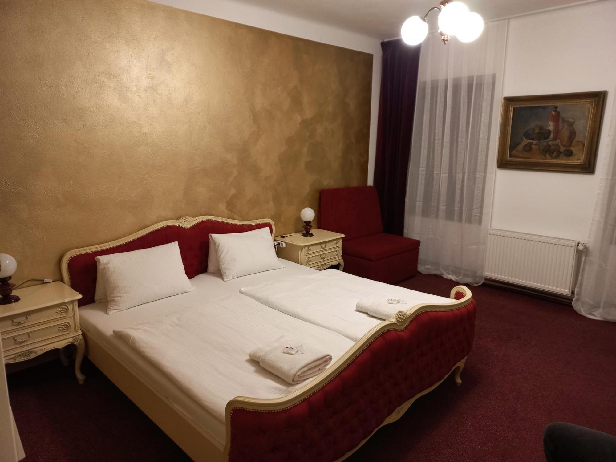 Hotel Bílá Paní Jindřichŭv Hradec Esterno foto