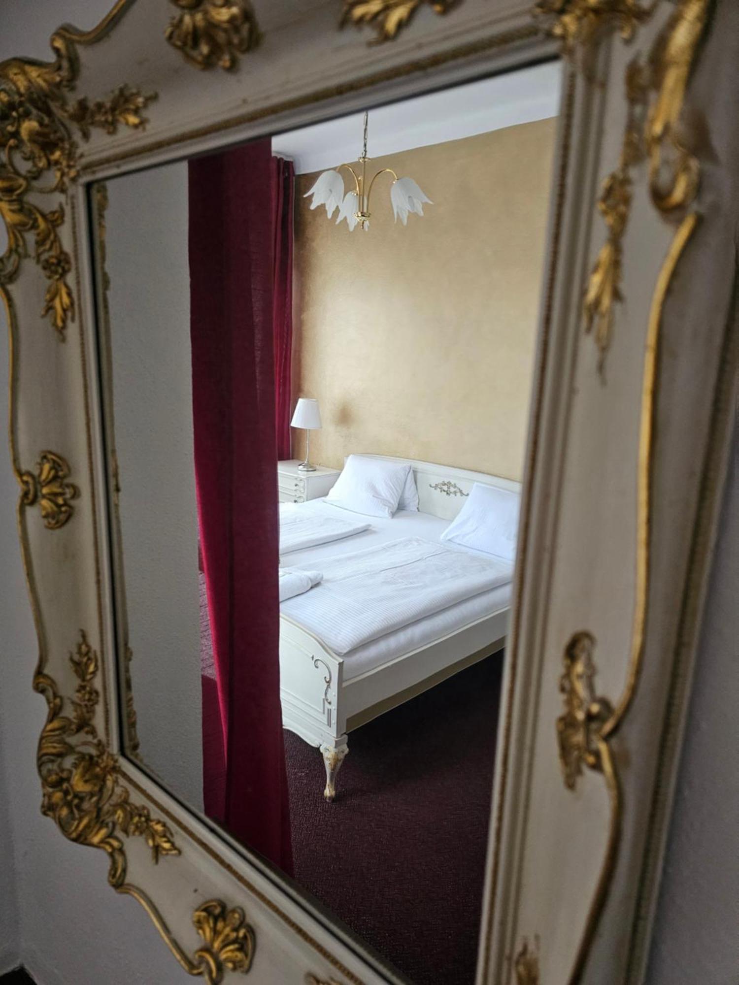 Hotel Bílá Paní Jindřichŭv Hradec Esterno foto